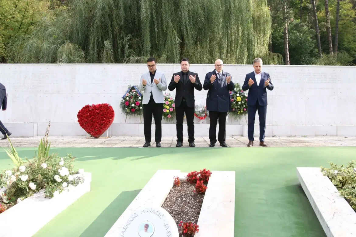 Vlada TK - Delegacija Vlade TK obilježila 82. godišnjicu oslobođenja Tuzle