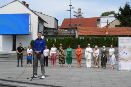 Tuzla, BiH - 11. juli 2021: Studentsko vijeće Filozofskog fakulteta Univerziteta u Tuzli okončalo je danas realizaciju projekta „Čitanje za Srebrenicu“. Proteklih dana i danas iščitano je svih 8372 imena i prezimena žrtava genocida nad Bošnjacima u Srebrenici  ( Vedran Bošnjak  - Anadolu Agency )