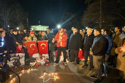 Odavanje počasti žrtvama zemljotresa ispred Ambasade Tursske i SAD