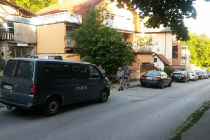 Policija ispred stana Denisa Prcića u Tuzli, foto: Istraga.ba