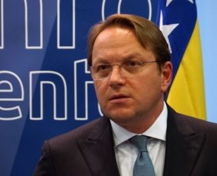 2112_Oliver_Varhelyi