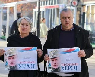 Vojin Pavlović (desno) veliča ratnog zločinca