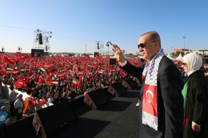 Cumhurbaşkanı Recep Tayyip Erdoğan, Atatürk Havalimanı'nda düzenlenen "Büyük Filistin Mitingi"ne katıldı. Vatandaşlar mitinge ilgi gösterdi. Cumhurbaşkanı Erdoğan'a eşi Emine Erdoğan eşlik etti. ( TCCB / Murat Çetinmühürdar - Anadolu Ajansı )
