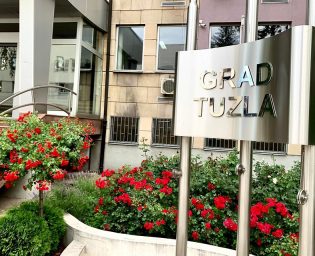 Gradtuzla_gradskauprava