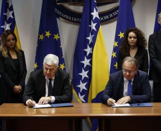 covic-i-niksic-potpisali-sporazum-hdz-a-i-osmorke-l-e02bb37bafd0f17d9f79b2d170685c91_6385dabd5e590