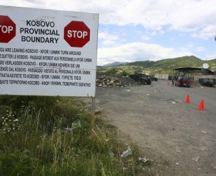 The burned Kosovo police's border post is seen at the Serbia-Kosovo border crossing in Jarinje July 28, 2011. Serbian police and NATO troops reinforced checkpoints on both sides of the Kosovo border on Thursday to deter further ethnic violence after a frontier post was burned down and a policeman killed. REUTERS/Stringer  (KOSOVO - Tags: CIVIL UNREST POLITICS)